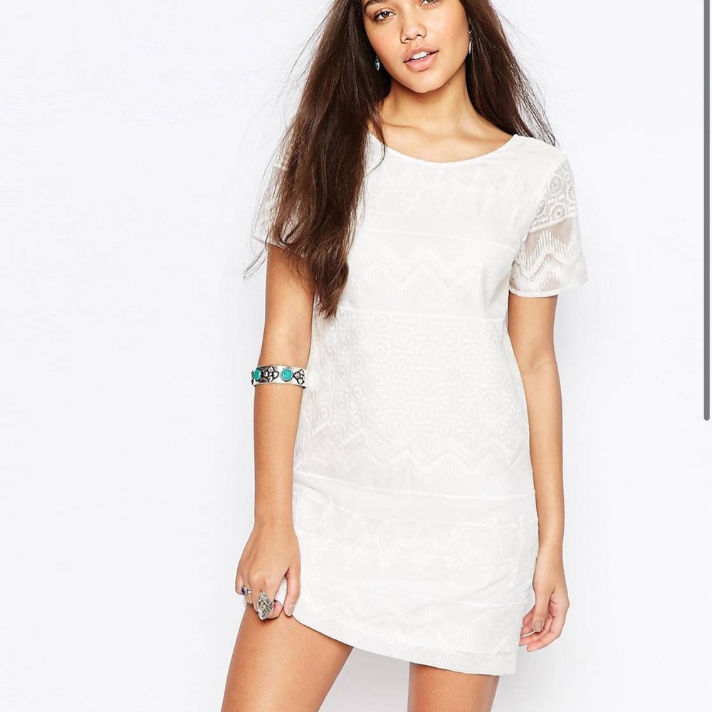 Abercrombie & Fitch White Embroidered Shift
Dress With Lace Detail